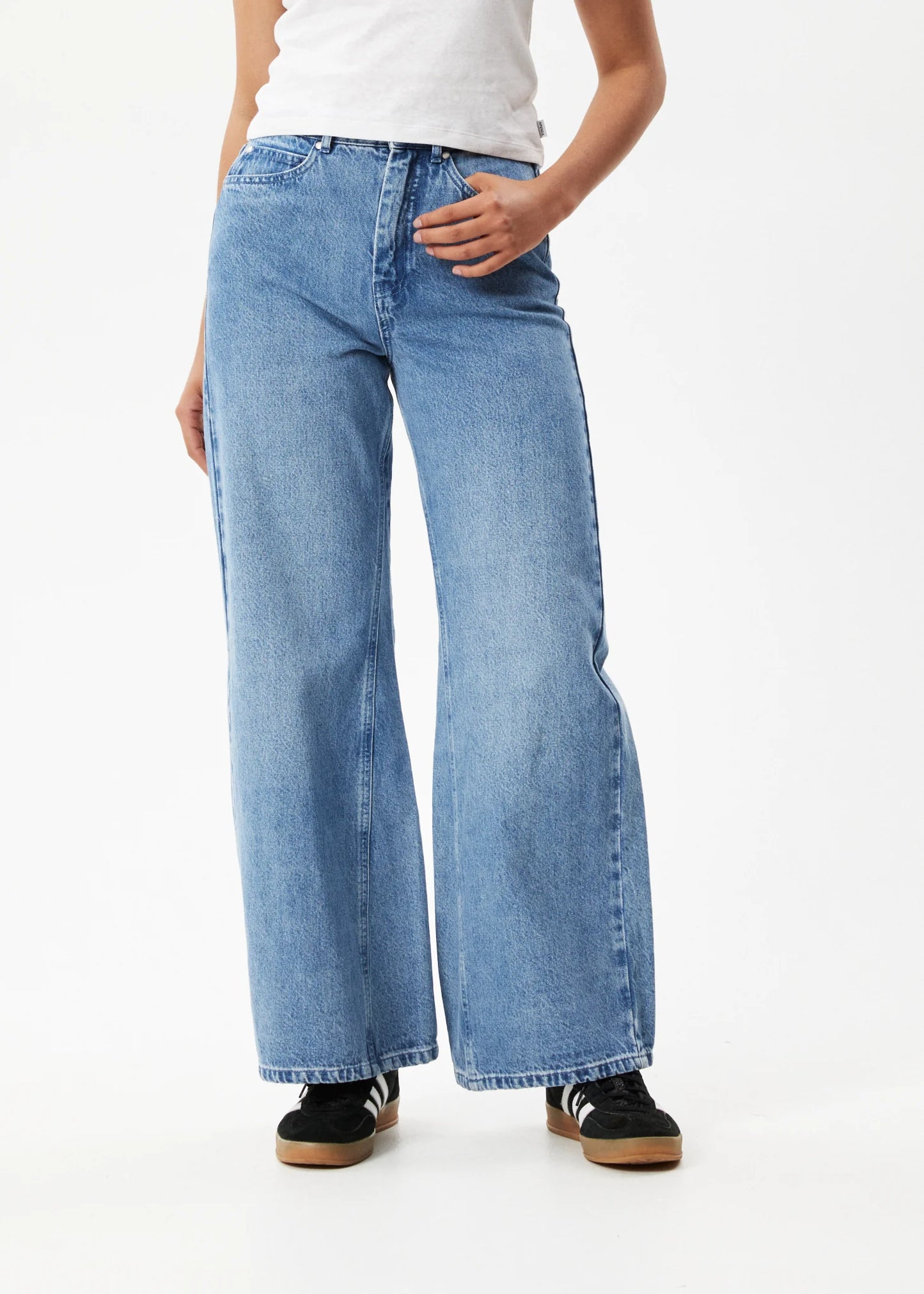 Gigi Flared Jeans in Worn Blue